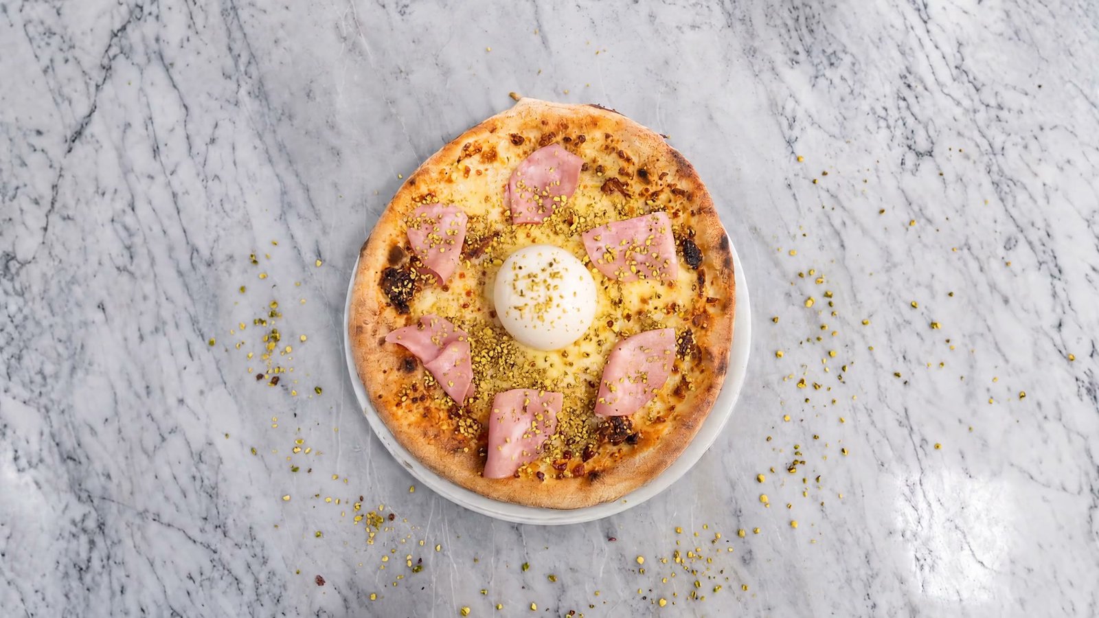 La Bolognese sul banco di marmo della pizzeria